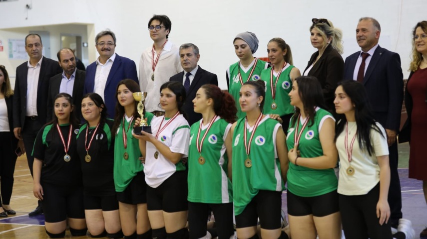 Fakülteler Arası Voleybol Müsabakalarında Kız Öğrencilerimizden Birincilik, Erkek Öğrencilerimizden İkincilik Başarısı