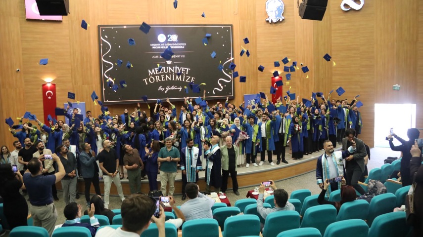 Geleceğe Umutla Bakan Meslek Yüksekokulumuz Mezunları Kep Attı